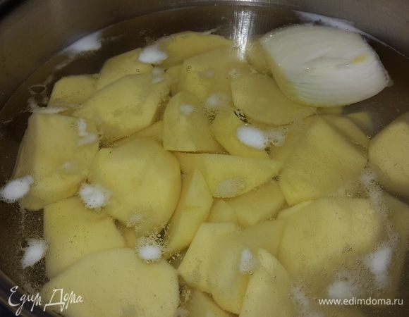 Картофель чистим и нарезаем произвольно, кладем половинку репчатого лука, солим, заливаем холодной водой и варим до готовности.