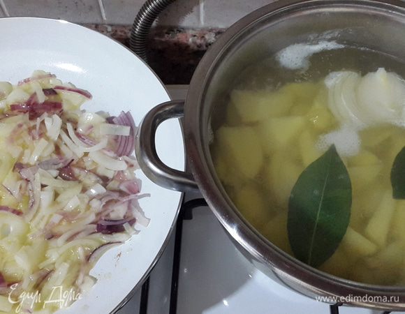 Примерно за 10 минут до готовности картофеля кладем к нему лаврушку.
Оставшийся репчатый и красный лук режем на четверть кольца, чеснок мелко рубим. Обжариваем их вместе на оливковом масле до мягкости и золотистого цвета.