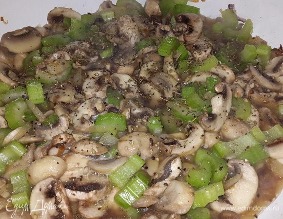 Грибы режем дольками и отправляем к луку, когда они дадут воду, добавляем к ним нарезанный сельдерей, солим, перчим, добавляем сушеный базилик и тушим все на медленном огне до готовности.