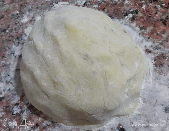 Стол присыпаем мукой и выкладываем картофель. Добавляя муку, формируем тесто. Тесто очень нежное, много муки тоже не добавишь, иначе картофель перебьет. Делаем из теста шарик и даем постоять и остыть.