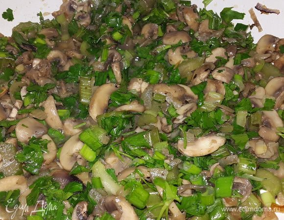 В грибы добавляем мелко-нарезанную зелень, перемешиваем, тушим ещё 2 минуты и выключаем.