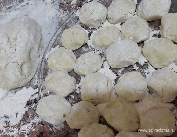 От теста отрываем небольшие кусочки, и, обваливая их в муке, формируем небольшие шайбочки. Выкладываем на тарелку, присыпанную мукой.