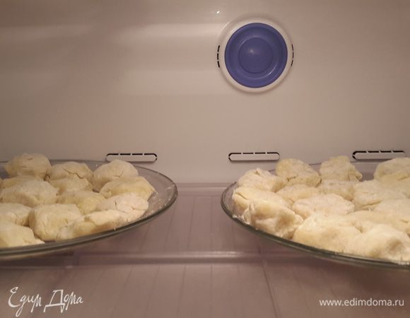 У меня получилось две такие тарелки. Я их поставила в морозилку.