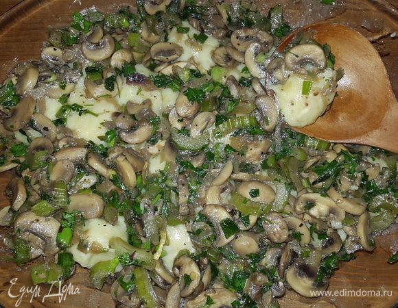 Сверху выкладываем грибную заправку.