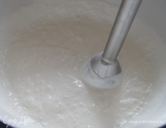 Творог пробить блендером, влить сливки и добавить сахарную пудру, снова пробить блендером.