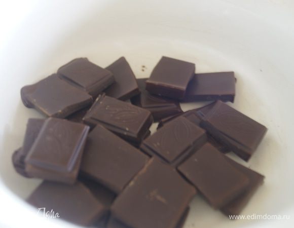 Набухший желатин растворить в горячем молоке. Шоколад растопить на водяной бане.