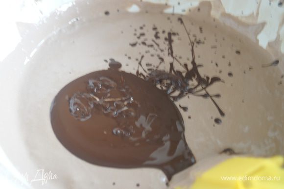 В творожную массу влить немного остывший шоколад и хорошо перемешать. Добавить растворенный желатин.