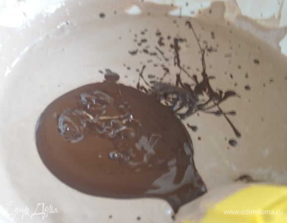 В творожную массу влить немного остывший шоколад и хорошо перемешать. Добавить растворенный желатин.