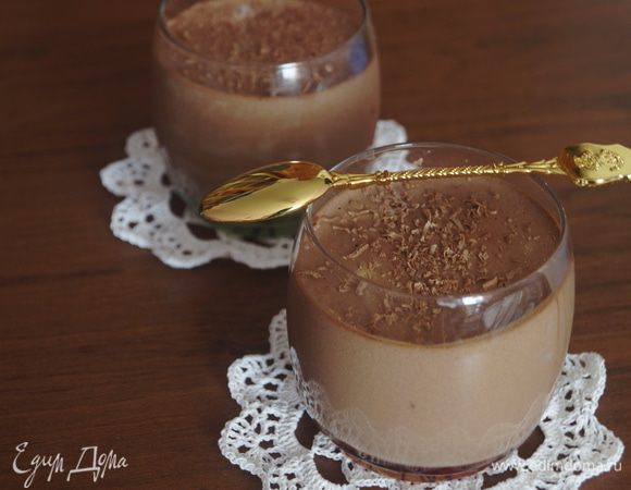 Разлить шоколадно-творожную массу по бокалам и поставить в холодильник как минимум на 3 часа. Перед подачей посыпать тертым шоколадом или какао. Приятного аппетита!