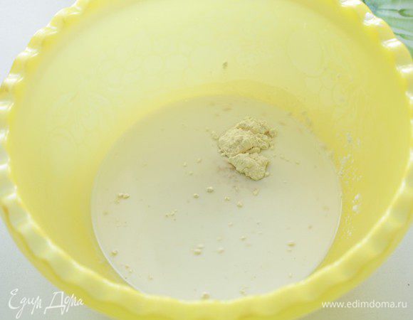 Дрожжи развести в теплом молоке с щепоткой сахара и одной чайной ложкой муки.