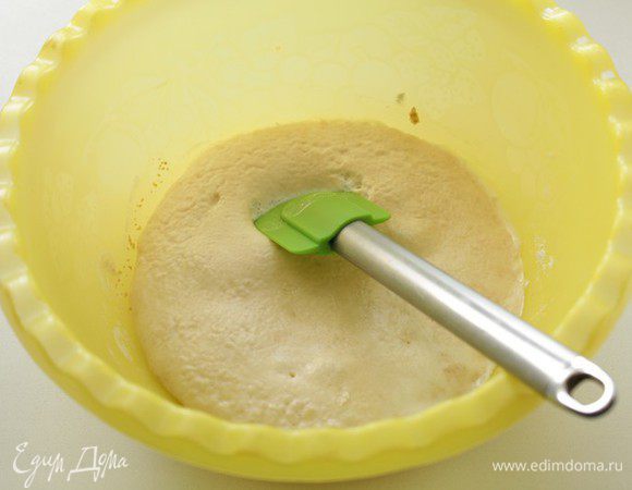 Оставить на 20 минут пока не образуется пышная пена.