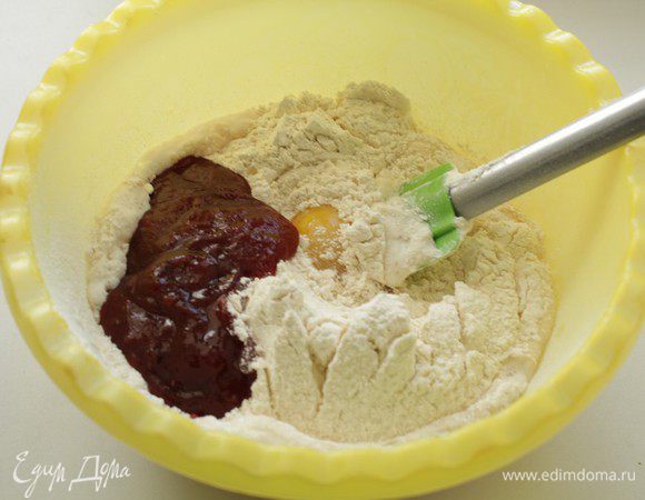 Добавить в опару соль, просеянную муку, джем, яйцо.