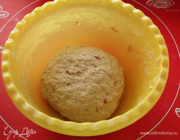 Вымесите тесто руками. Тесто достаточно липкое, но приятное на ощупь, масляное. Накрыть тесто пленкой и убрать в теплое место на 1-1,5 часа до увеличения теста в два раза.