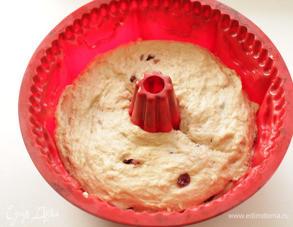 Выложить тесто в форму. Накрыть полотенцем и оставить на расстойку где-то на 30-40 минут.

