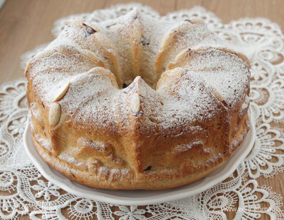 Разогреть духовку до 200С. Выпекать гугельхопф 40-50 минут. Остудить и присыпав сахарной пудрой по желанию подавать к столу.