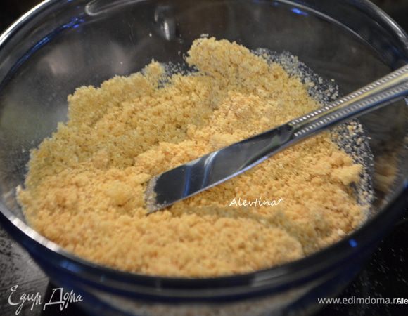 Печенье грехем размолоть в крошку. Или любое другое, которое подойдет для основы чизкейка.  Смешать сахар, печенье и размягченное сливочное масло. Если суховато, можно добавить еще одну ложку мягкого масла.