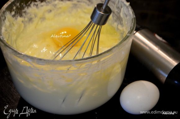 Для чизкейка взбить размягченный сливочный сыр с сахаром, ванилином, добавить по одному яйцу за раз, после каждого взбивать.