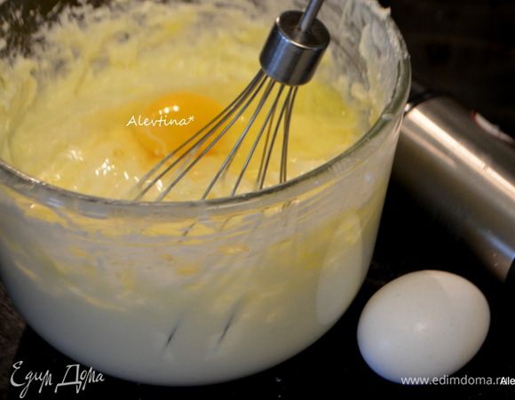 Для чизкейка взбить размягченный сливочный сыр с сахаром, ванилином, добавить по одному яйцу за раз, после каждого взбивать.