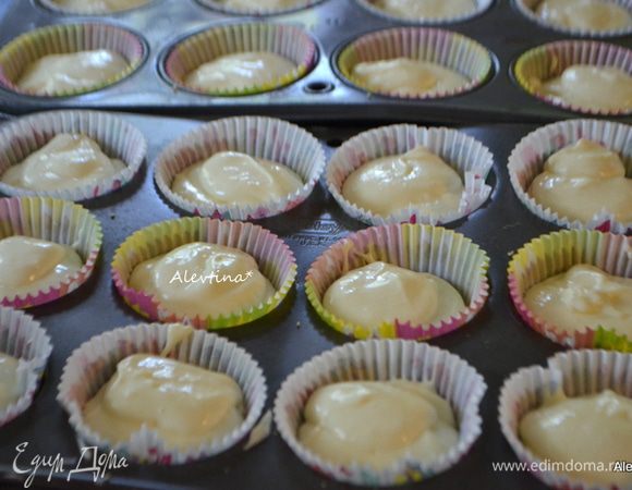 Разложить по формочкам поровну распределив массу. Поставить в горячую духовку на 25-30 мин. Масса поднимется и потом при остывании опустится вниз.