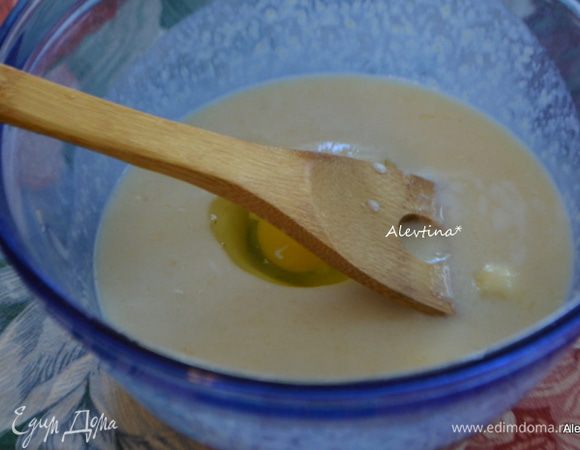 В другой емкости смешать растопленное сливочное масло 1 ст.л, яблочный соус - пюре, кефир, яйцо.