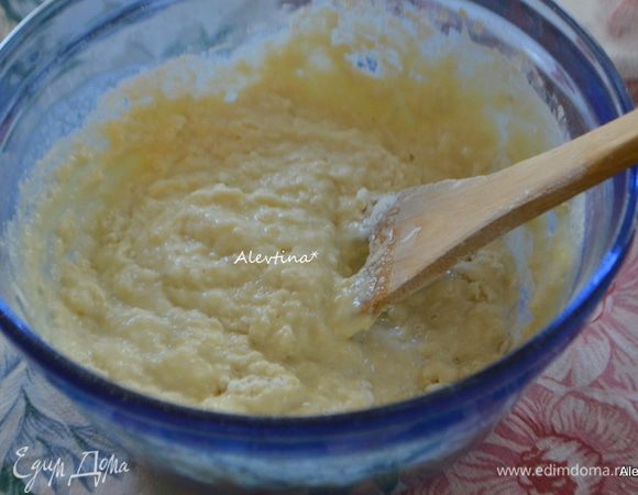 Добавить все это в сухую смесь и перемешать, особо не усердствуя. Тесто будет комковатым.