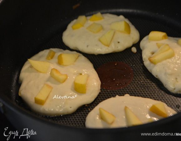 Выпекать на разогретой сковороде с маслом растительным, выложив тесто, а сверху - мелко порезанное яблоко. Затем перевернуть и так с каждой порцией.