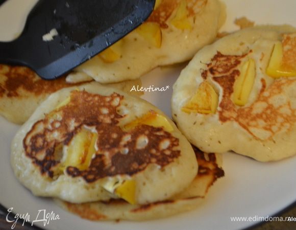 Готовые оладьи выкладываем на тарелку.