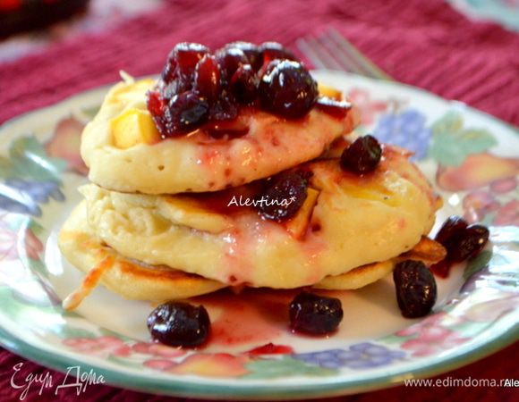 Подаем с сиропом, вареньем или джемом. В моем случае клюквенное домашнее варенье.
