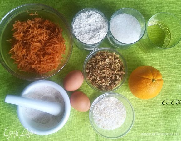 Включаем духовку на 180. Если будете печь сразу в формах, то смазываем их растительным маслом. 
Натираем морковь на мелкой терке. Рубим орехи. Натираем цедру и выдавливаем сок ПОЛОВИНЫ апельсина (вторая половина лично повару:)). И мелем специи.