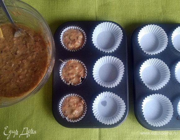 Раскладываем по формам. Теста хватает на 12 стандартных форм. И отправляем в духовку на 15-20 минут