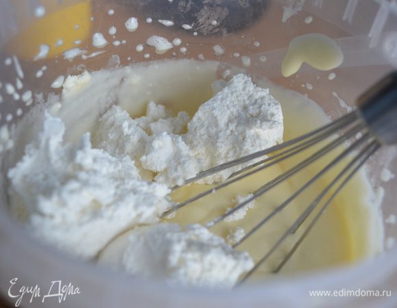 Творожную  массу с сахаром (100гр.) и сливками пробить миксером до  однородной  массы и  растворения  песка. Взбить отдельно яичные белки с щепоткой  соли до  крепких пиков и ввести аккуратно в массу творожную. Последний шаг - вводим предварительно замоченный желатин (15гр) и  распущенный на водяной  бане, перемешиваем сверху вниз.