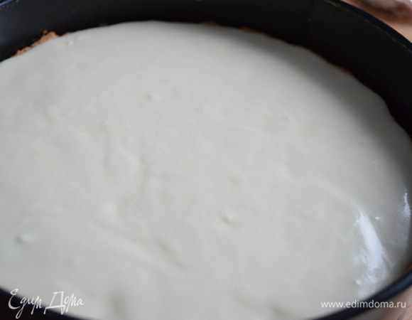 Выливаем взбитую массу на выпеченный охлаждённый  корж, разравниваем, ставим в холод на 1 час.