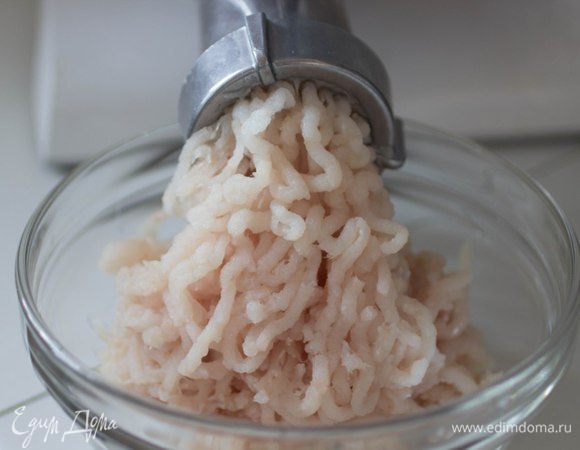 Приготовить фарш из трески.