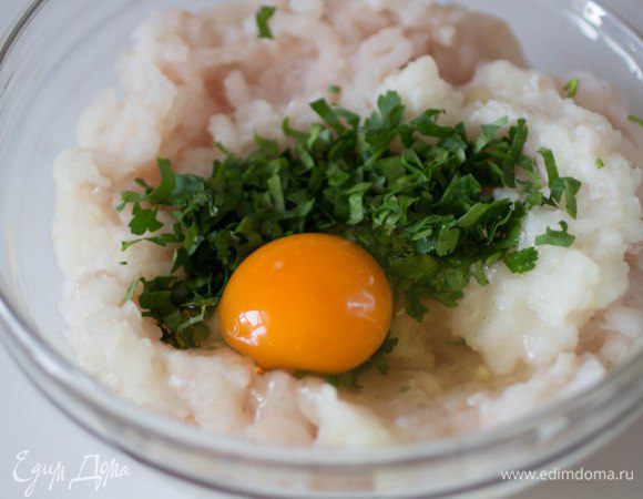 Добавить в фарш лук, рубленную петрушку, часть панировочных сухарей, яйцо, приправить солью и перцем. Хорошо вымесить.