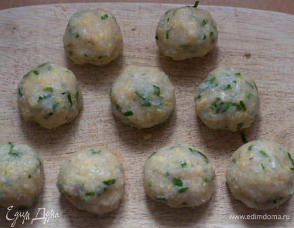 Скатать из фарша шарики. У меня получилось 9 штук.