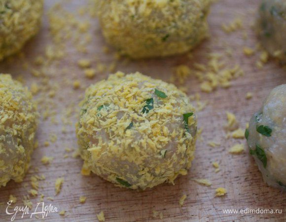 Запанировать в сухарях или в хлебных хлопьях. Поставить на 20 минут в холодильник.