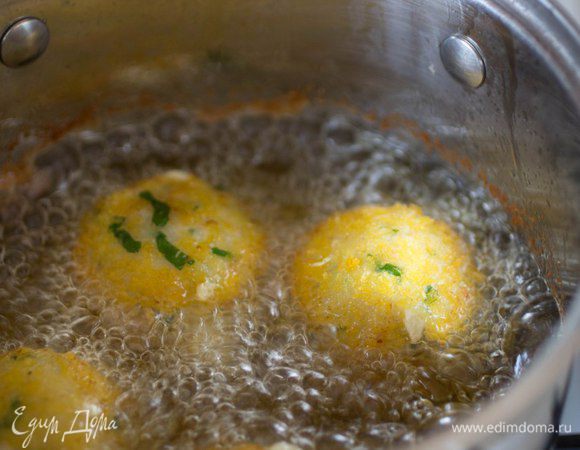 Охлажденные фишболы обжарить во фритюре до готовности (5-7 минут)