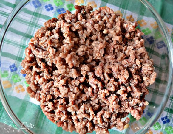 Подготовить фарш. Лучше использовать смешанный фарш "свинина + говядина".