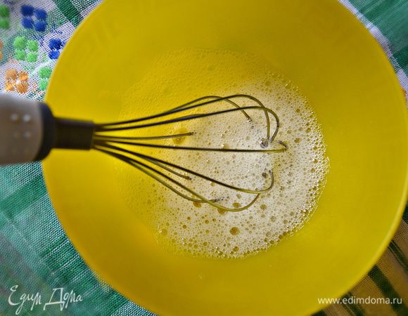 Белки отделить от желтков. Желтки оставьте, а белки хорошо взбейте с щепоткой соли и аккуратно с помощью лопатки добавьте в фарш. Поставьте миску с фаршем минут на 20 в холодильник.