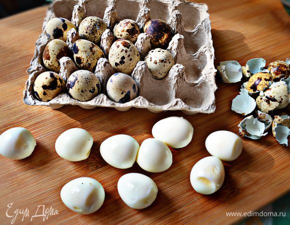 Тем временем перепелиные яйца сварите вкрутую (3 минуты), обдайте холодной водой и очистите от скорлупы.