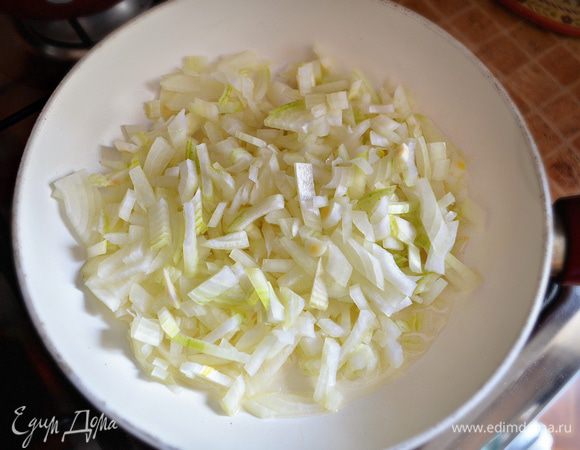 Лук и чеснок измельчите, выложите в сковороду.