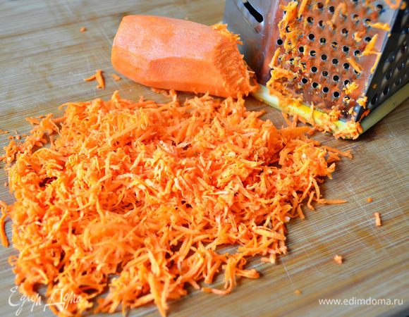 Морковь натрите на мелкой тёрке и добавьте к луку.