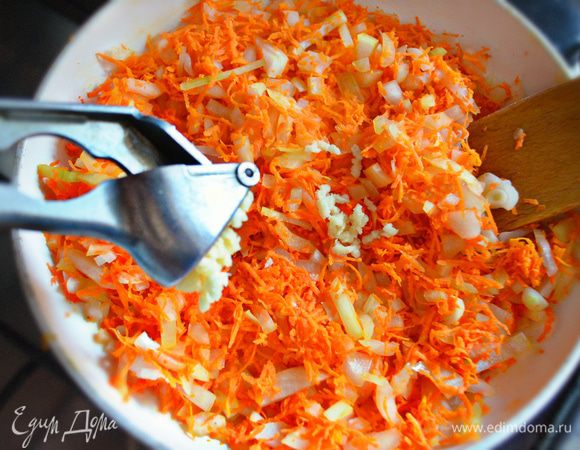 Обжарьте овощи на растительном масле, помешивая около 5-7 минут. Дайте немного остыть.