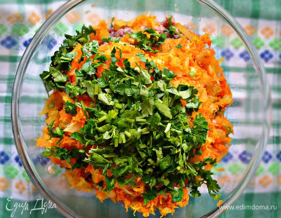 Петрушку мелко порубите. Добавьте овощи и зелень в фарш, посолите, поперчите.