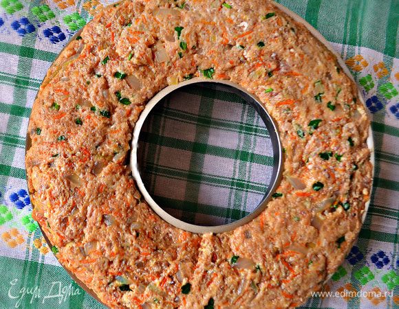 Противень выстелить пекарской бумагой, слегка смазанный растительным маслом. В кольцевую форму (у меня d=28см) слегка утрамбовывая поместите фарш, затем аккуратно переверните на подготовленный противень. Также вы можете сформировать мясное кольцо непосредственно на противне (в центр противня поместите банку и вокруг неё выложите фарш).