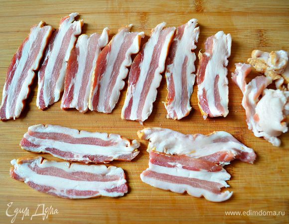 Бекон нарежьте тонкими ломтиками.