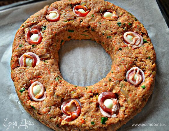 Каждое яйцо оберните небольшими ломтиками бекона. На фарш по кругу на равном расстоянии вдавите вглубь яйца и затем разровняйте фарш (яйца должны быть закрыты фаршем).