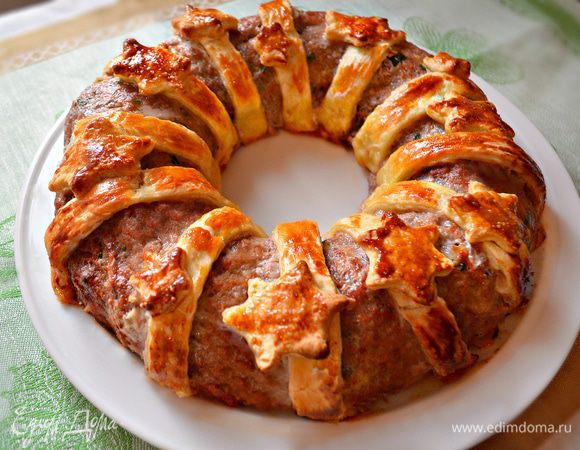 Готовому блюду дайте немного остыть и выложите на блюдо.