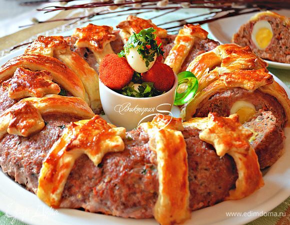 Нам не терпелось по-скорее его попробовать, поэтому по настоянию семьи нарезала мясное кольцо ещё тёплым. Очень вкусный сытный, он одинаково хорош как в тёплом виде, так и в качестве холодной закуски.