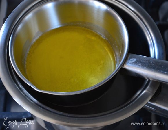 Сливочное масло растопить на водяной бане и остудить.